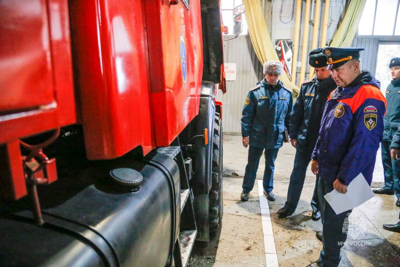 Глава зауральского чрезвычайного ведомства оценил готовность перехода техники подразделений к эксплуатации в зимний период Глава зауральского чрезвычайного ведомства оценил готовность перехода техники подразделений к эксплуатации в зимний период