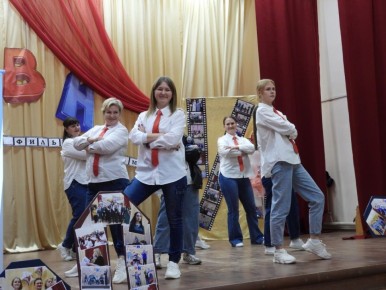 Смех в классе и на сцене: педагоги из Курганской области устроили праздник юмора