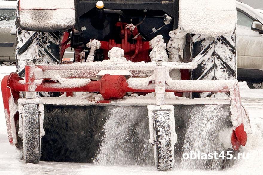 Первый снег в Кургане: дороги убирают 24 спецмашины