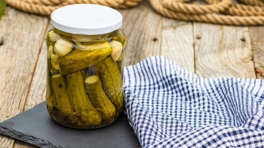 Одна ошибка уничтожает весь запас огурцов на зиму: банки взрываются одна за другой