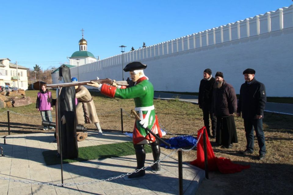 В городе Далматово состоялось торжественное открытие нового арт-объекта - панорамы «Осада Успенского Далматовского мужского монастыря» В городе Далматово состоялось торжественное открытие нового арт-объекта - панорамы «Осада Успенского Далматовского мужского монастыря»
