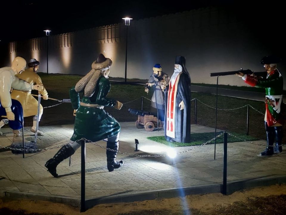 В городе Далматово состоялось торжественное открытие нового арт-объекта - панорамы «Осада Успенского Далматовского мужского монастыря» В городе Далматово состоялось торжественное открытие нового арт-объекта - панорамы «Осада Успенского Далматовского мужского монастыря»