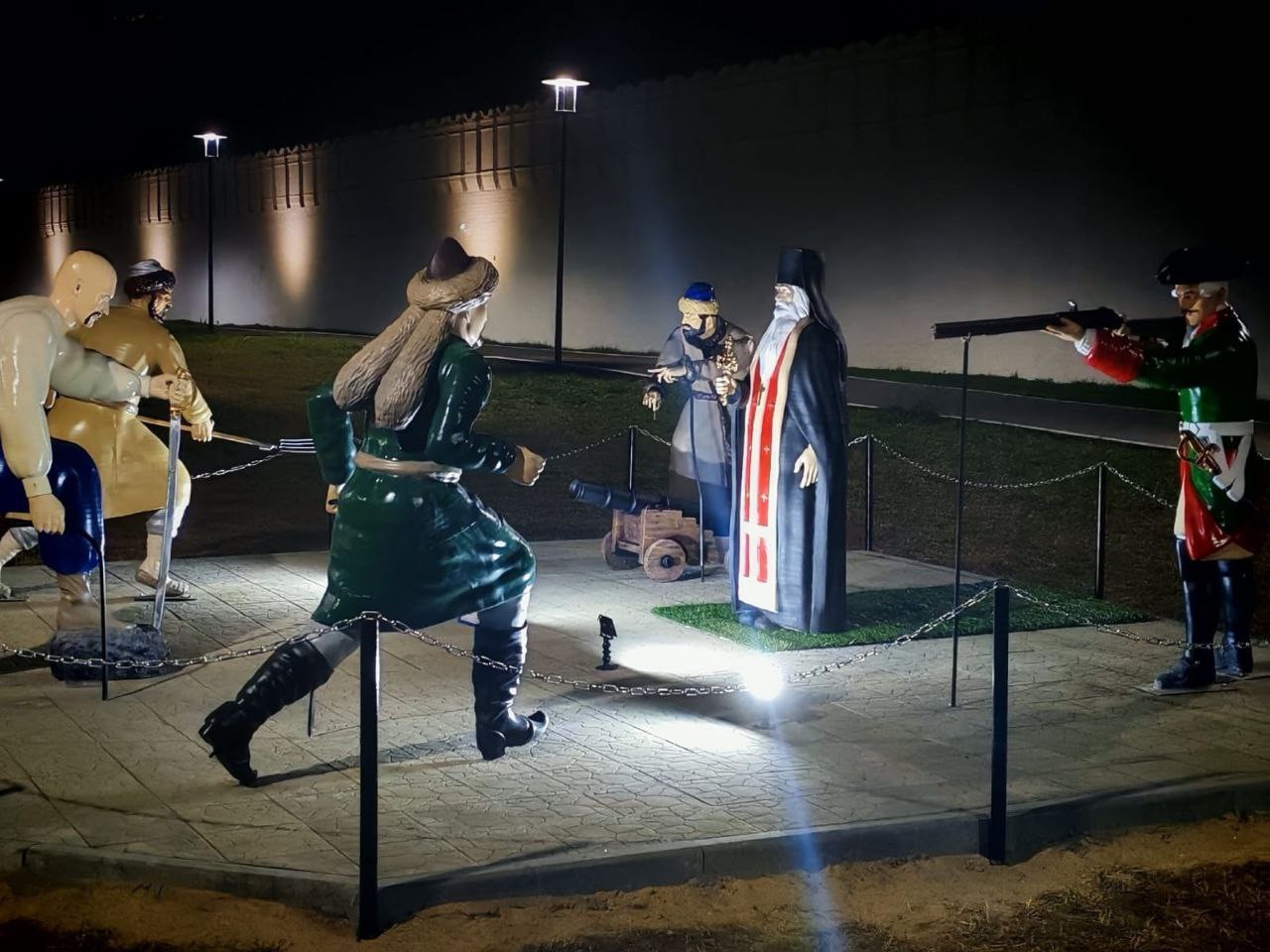 В городе Далматово состоялось торжественное открытие нового арт-объекта - панорамы «Осада Успенского Далматовского мужского монастыря» В городе Далматово состоялось торжественное открытие нового арт-объекта - панорамы «Осада Успенского Далматовского мужского монастыря»