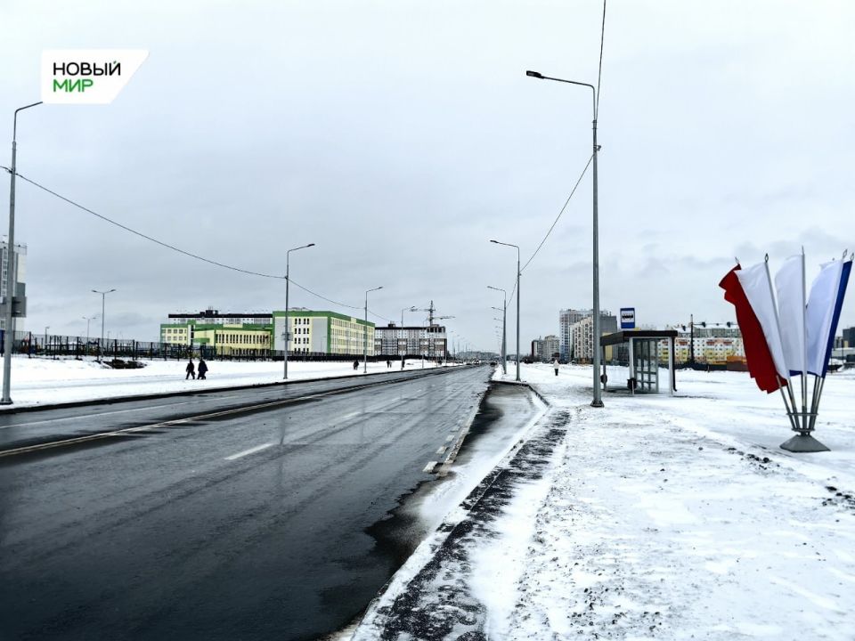 На построенном участке улицы Фарафонова появились тротуары, освещение, светофоры, дорожные знаки, разметка На построенном участке улицы Фарафонова появились тротуары, освещение, светофоры, дорожные знаки, разметка