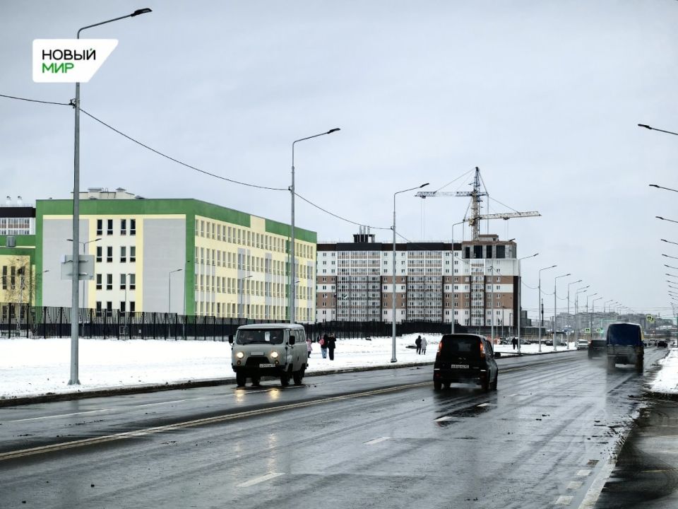 На построенном участке улицы Фарафонова появились тротуары, освещение, светофоры, дорожные знаки, разметка На построенном участке улицы Фарафонова появились тротуары, освещение, светофоры, дорожные знаки, разметка