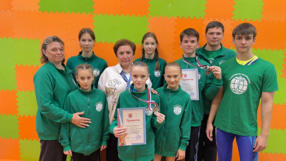 Курганские спортсмены вошли в десятку лучших на Всероссийских соревнованиях по спортивной акробатике Курганские спортсмены вошли в десятку лучших на Всероссийских соревнованиях по спортивной акробатике