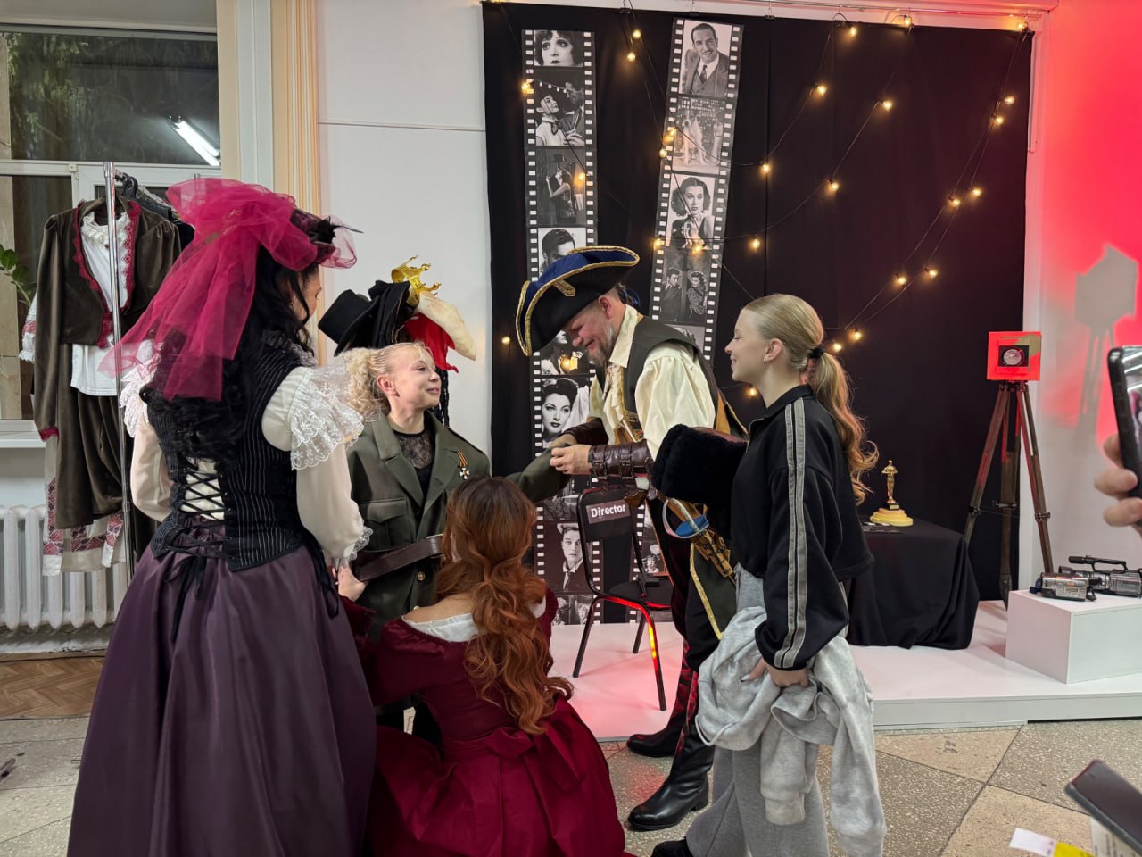 Около 2800 человек в Курганской области стали участниками ежегодной Всероссийской акции «Ночь искусств-2025», среди них студенты, многодетные семьи, семьи участников СВО и другие жители и гости региона Около 2800 человек в Курганской области стали участниками ежегодной Всероссийской акции «Ночь искусств-2025», среди них студенты, многодетные семьи, семьи участников СВО и другие жители и гости региона