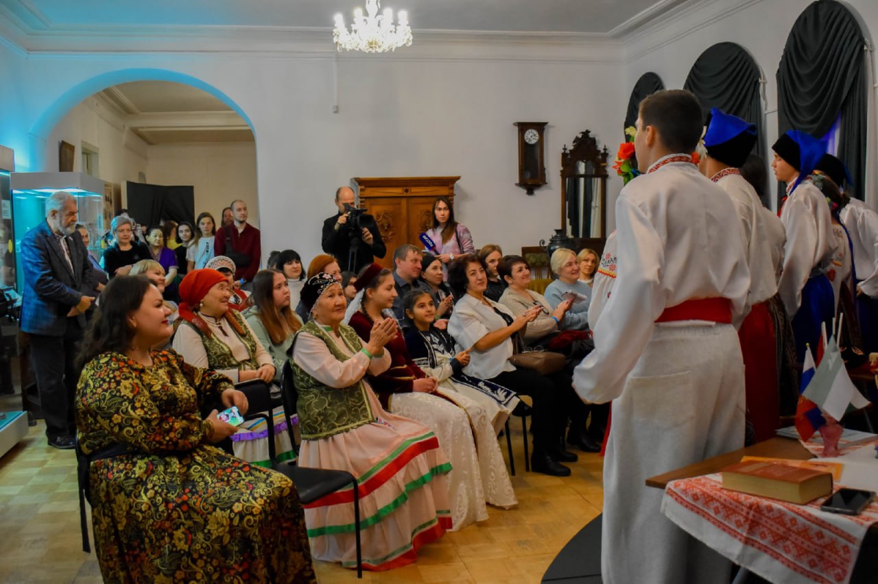 Около 2800 человек в Курганской области стали участниками ежегодной Всероссийской акции «Ночь искусств-2025», среди них студенты, многодетные семьи, семьи участников СВО и другие жители и гости региона Около 2800 человек в Курганской области стали участниками ежегодной Всероссийской акции «Ночь искусств-2025», среди них студенты, многодетные семьи, семьи участников СВО и другие жители и гости региона