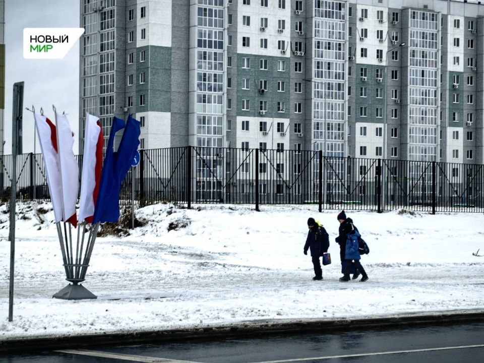 На построенном участке улицы Фарафонова появились тротуары, освещение, светофоры, дорожные знаки, разметка На построенном участке улицы Фарафонова появились тротуары, освещение, светофоры, дорожные знаки, разметка