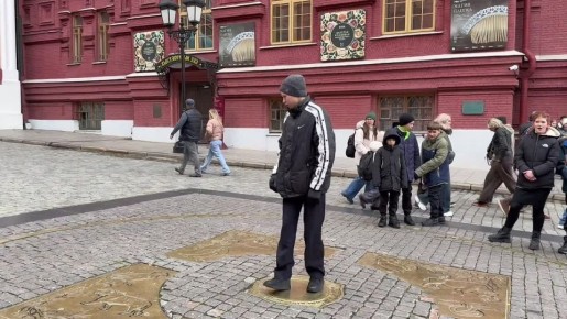 «А можете организовать нам с ребятами поездку в Москву?» — спросил меня Саша из центра помощи детям, оставшимся без попечения родителей №1, в Курганской области