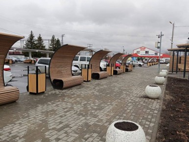 В Шумихе завершилась реализация масштабного проекта благоустройства «Хитрый рынок», а рядом заасфальтировали привокзальную площадь