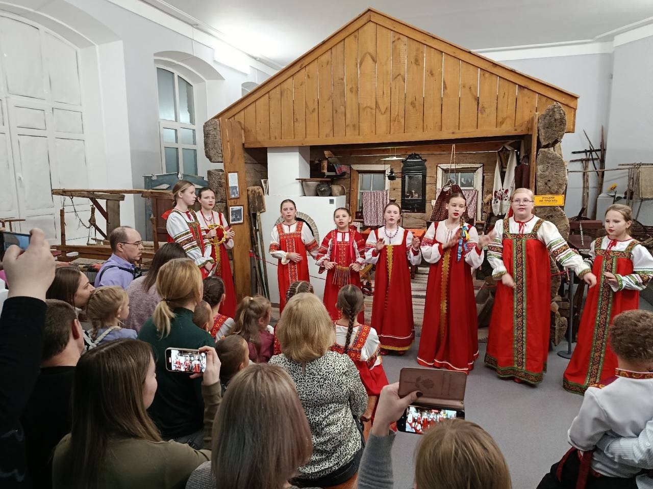 Около 2800 человек в Курганской области стали участниками ежегодной Всероссийской акции «Ночь искусств-2025», среди них студенты, многодетные семьи, семьи участников СВО и другие жители и гости региона Около 2800 человек в Курганской области стали участниками ежегодной Всероссийской акции «Ночь искусств-2025», среди них студенты, многодетные семьи, семьи участников СВО и другие жители и гости региона