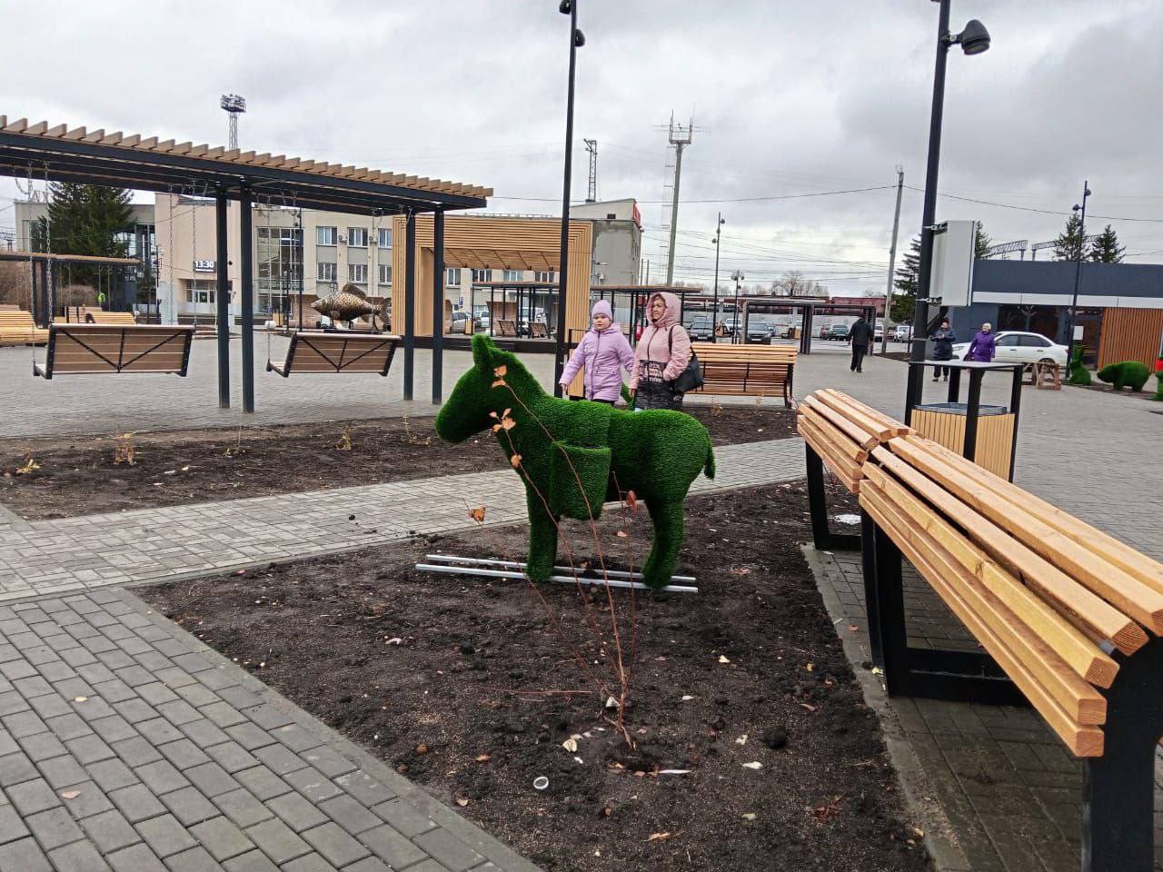 В Шумихе завершилась реализация масштабного проекта благоустройства «Хитрый рынок», а рядом заасфальтировали привокзальную площадь В Шумихе завершилась реализация масштабного проекта благоустройства «Хитрый рынок», а рядом заасфальтировали привокзальную площадь