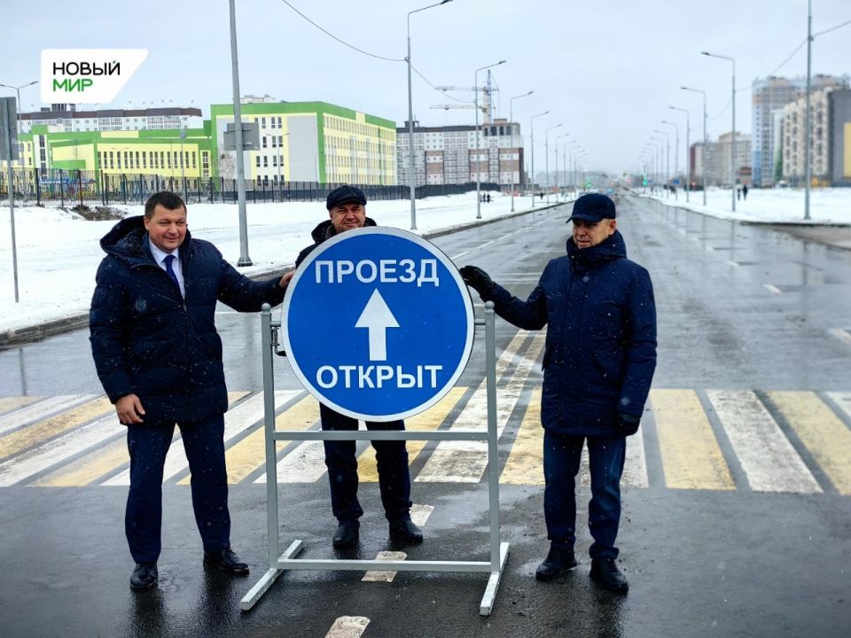 На построенном участке улицы Фарафонова появились тротуары, освещение, светофоры, дорожные знаки, разметка