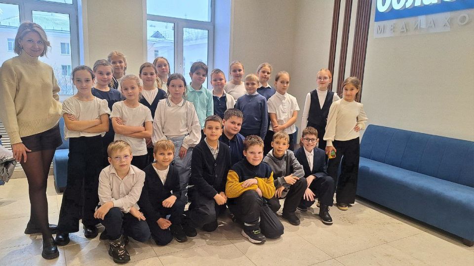 Сегодня, 5 ноября, четвероклашки из гимназии №47 узнали, что заставляет рисковать корреспондентов на съёмках в режим ЧС, какая «проходка» журналиста открывает любые двери в регионе, а также по каким критериям оценивают при...