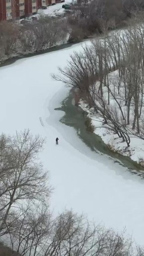 В центре Кургана лыжник вышел на первый лёд Битевки, несмотря на опасность