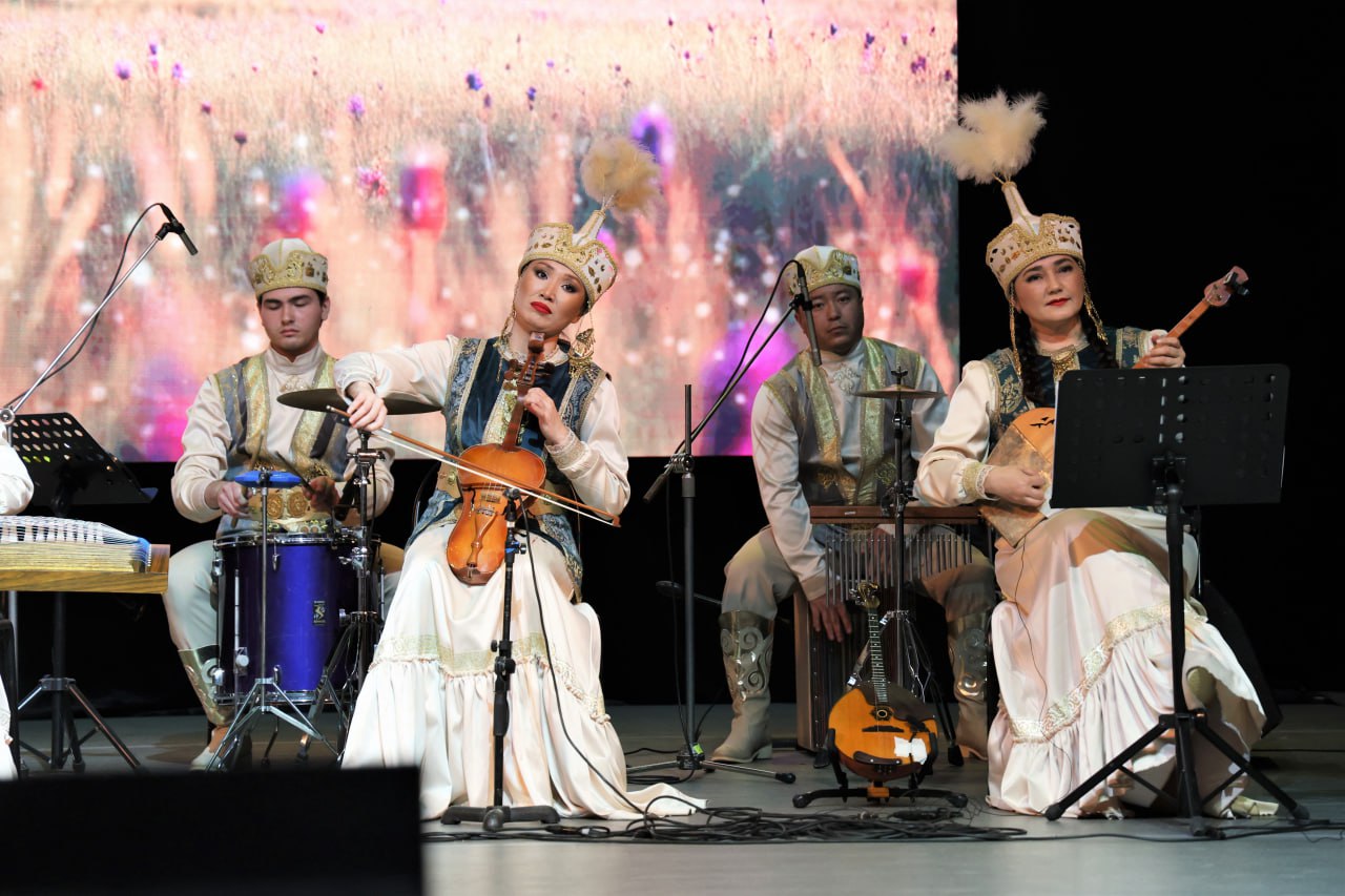 В Курганской филармонии состоялся концерт творческих коллективов и солистов Северо-Казахстанской областной филармонии им. Акана Серы из города Петропавловск Республики Казахстан В Курганской филармонии состоялся концерт творческих коллективов и солистов Северо-Казахстанской областной филармонии им. Акана Серы из города Петропавловск Республики Казахстан