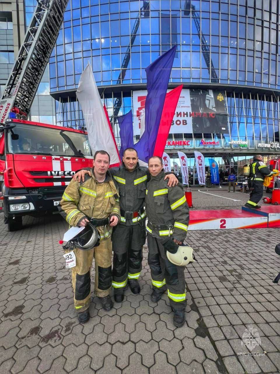 В День народного единства 478 спасателей взяли новую высоту в Санкт-Петербурге: здесь прошли IX Международные соревнования «Вертикальный вызов» памяти Евгения Николаевича Зиничева
