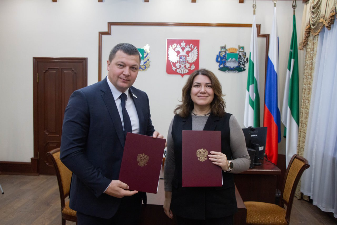 Антон Науменко: Подписали соглашение о сотрудничестве с ректором Курганского государственного университета Надеждой Дубив