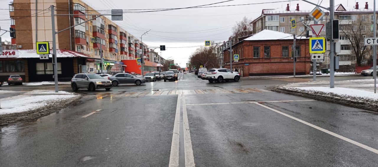 Накануне, в 07 часов 50 минут, на улице Гоголя, в районе дома №90 «А», водитель, 1958 года рождения, управляя автомобилем Lada Granta, двигаясь по улице Савельева, со стороны улицы К. Мяготина, в направлении улицы... Накануне, в 07 часов 50 минут, на улице Гоголя, в районе дома №90 «А», водитель, 1958 года рождения, управляя автомобилем Lada Granta, двигаясь по улице Савельева, со стороны улицы К. Мяготина, в направлении улицы...