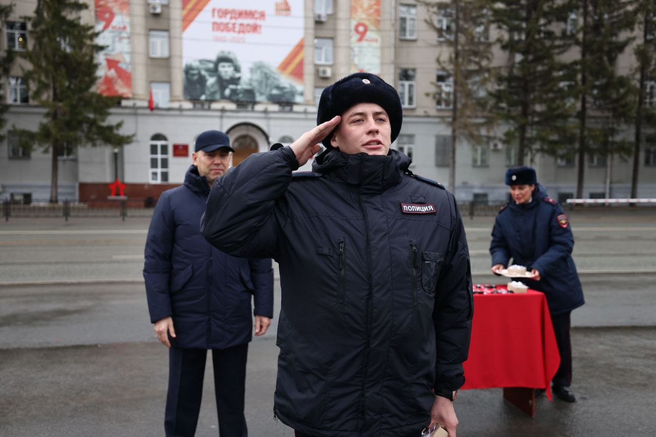 Губернатор Вадим Шумков вручил ключи от служебных машин и квартир, а также награды сотрудникам УМВД России по Курганской области Губернатор Вадим Шумков вручил ключи от служебных машин и квартир, а также награды сотрудникам УМВД России по Курганской области