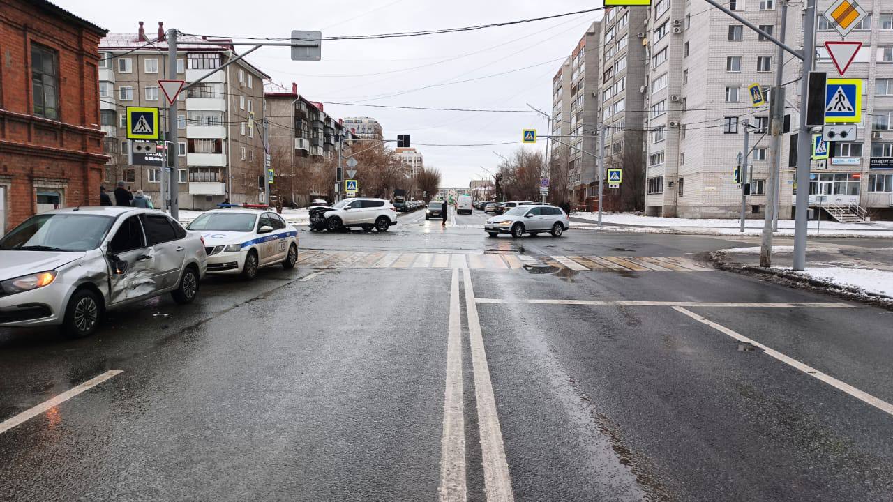 Накануне, в 07 часов 50 минут, на улице Гоголя, в районе дома №90 «А», водитель, 1958 года рождения, управляя автомобилем Lada Granta, двигаясь по улице Савельева, со стороны улицы К. Мяготина, в направлении улицы... Накануне, в 07 часов 50 минут, на улице Гоголя, в районе дома №90 «А», водитель, 1958 года рождения, управляя автомобилем Lada Granta, двигаясь по улице Савельева, со стороны улицы К. Мяготина, в направлении улицы...