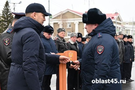 17 автомобилей и 6 квартир: курганские полицейские получили подарки