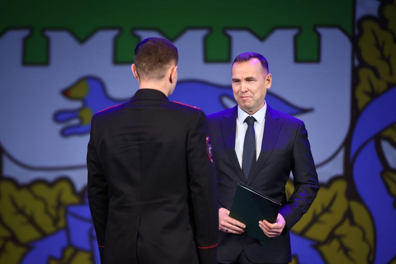 Губернатор Вадим Шумков вручил ключи от служебных машин и квартир, а также награды сотрудникам УМВД России по Курганской области Губернатор Вадим Шумков вручил ключи от служебных машин и квартир, а также награды сотрудникам УМВД России по Курганской области