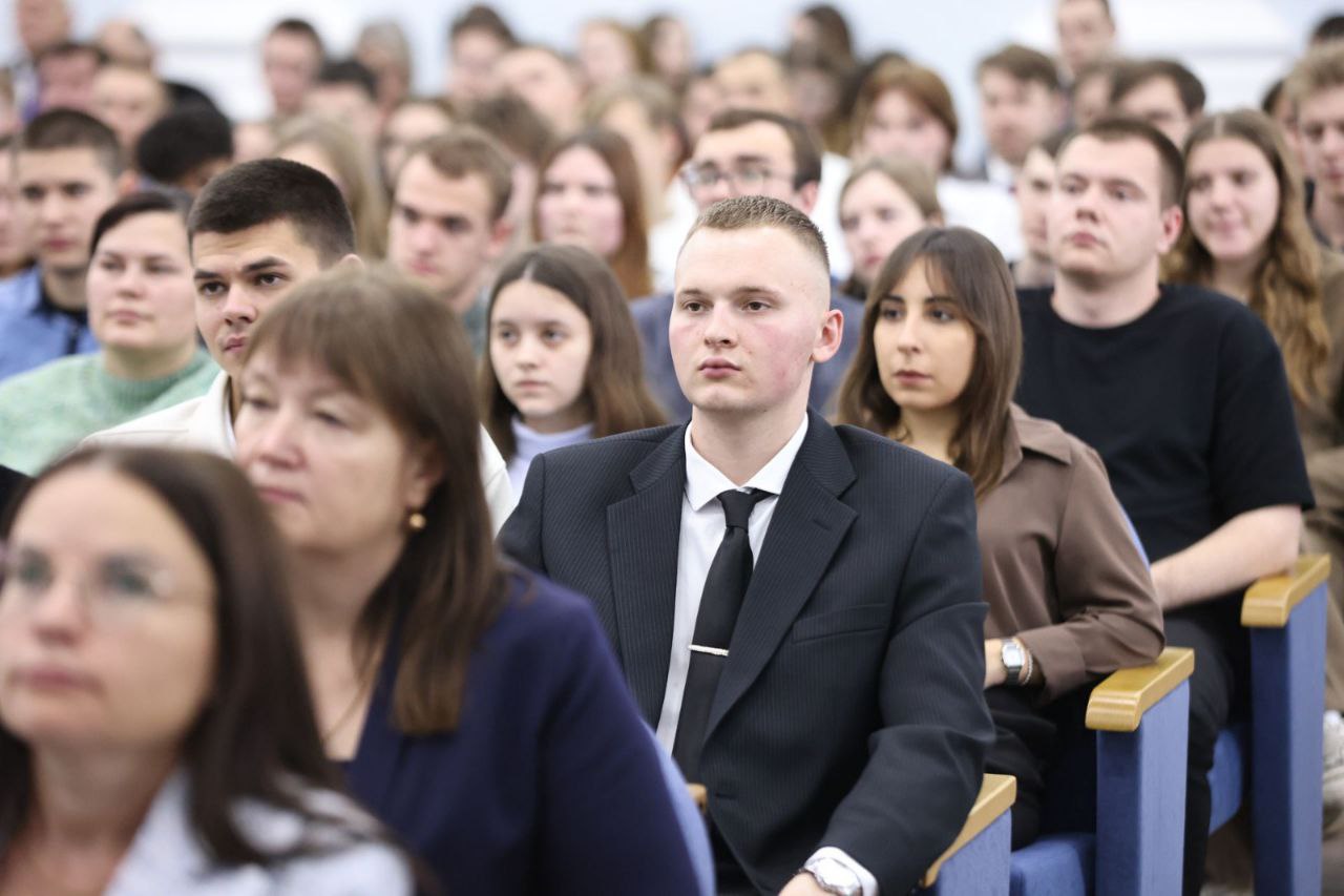 Губернатор Вадим Шумков встретился со студентами вузов Курганской области Губернатор Вадим Шумков встретился со студентами вузов Курганской области