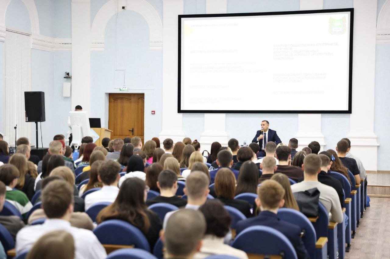 Губернатор Вадим Шумков встретился со студентами вузов Курганской области Губернатор Вадим Шумков встретился со студентами вузов Курганской области