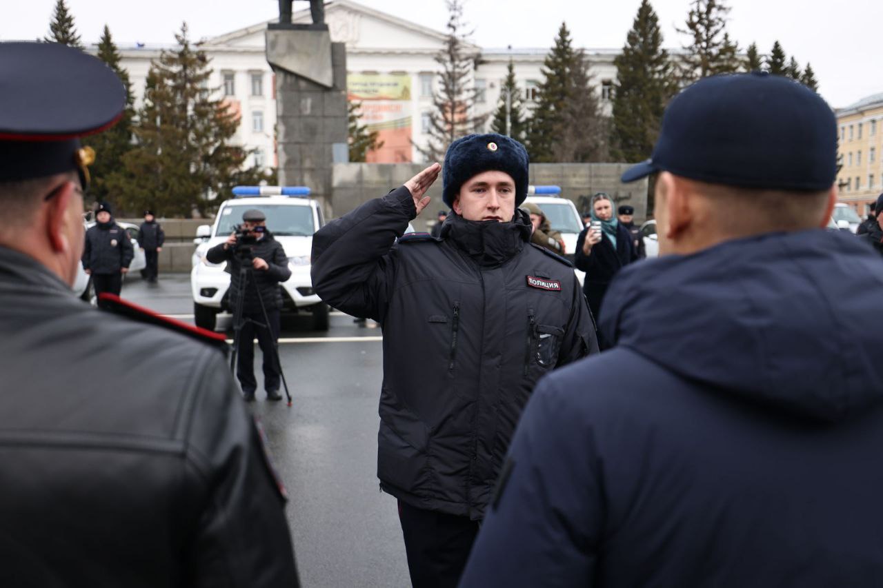 Губернатор Вадим Шумков вручил ключи от служебных машин и квартир, а также награды сотрудникам УМВД России по Курганской области Губернатор Вадим Шумков вручил ключи от служебных машин и квартир, а также награды сотрудникам УМВД России по Курганской области