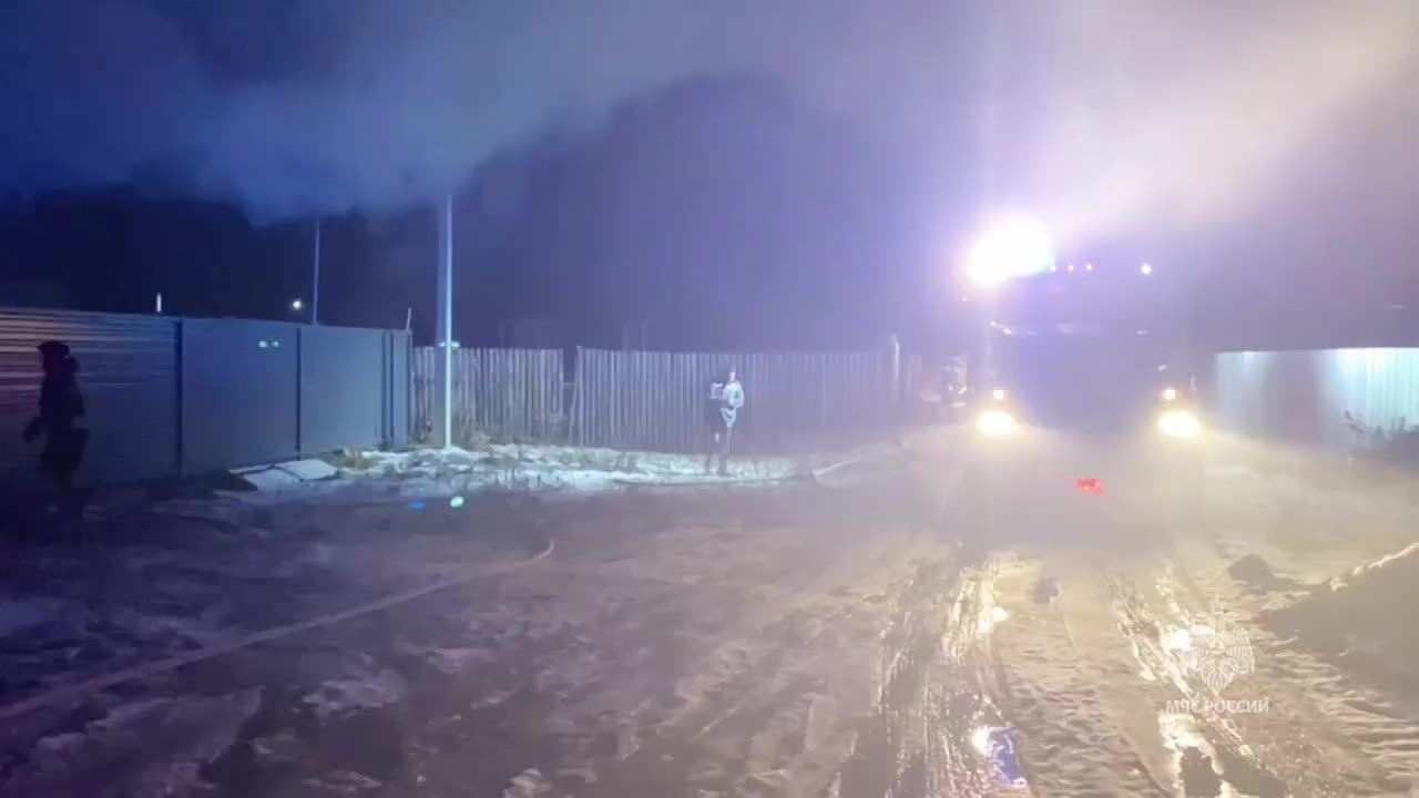 Недостроенный дом сгорел: хозяин пытался потушить пламя и попал в больницу