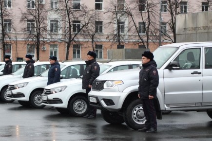 Зуральские полицейские получили ключи от новых служебных автомобилей и квартир