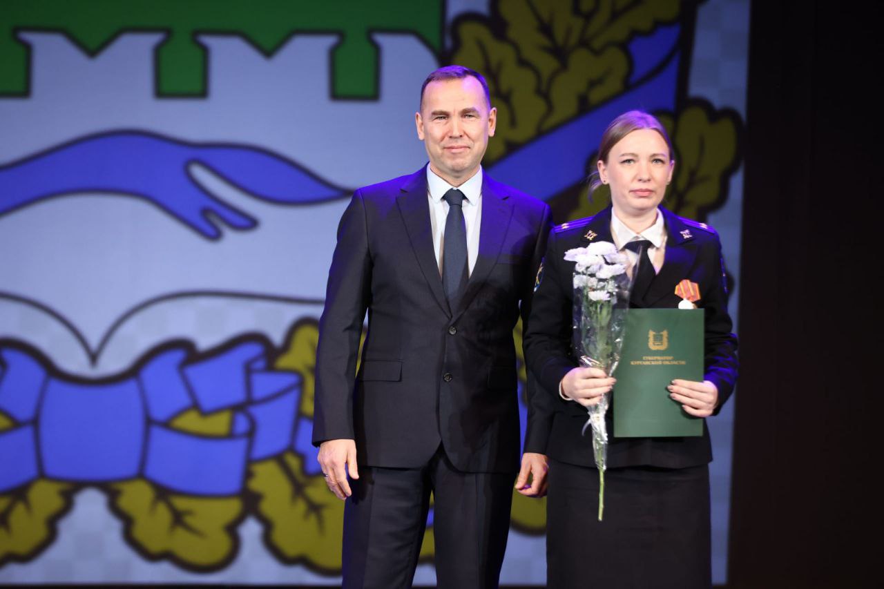 Губернатор Вадим Шумков вручил ключи от служебных машин и квартир, а также награды сотрудникам УМВД России по Курганской области Губернатор Вадим Шумков вручил ключи от служебных машин и квартир, а также награды сотрудникам УМВД России по Курганской области