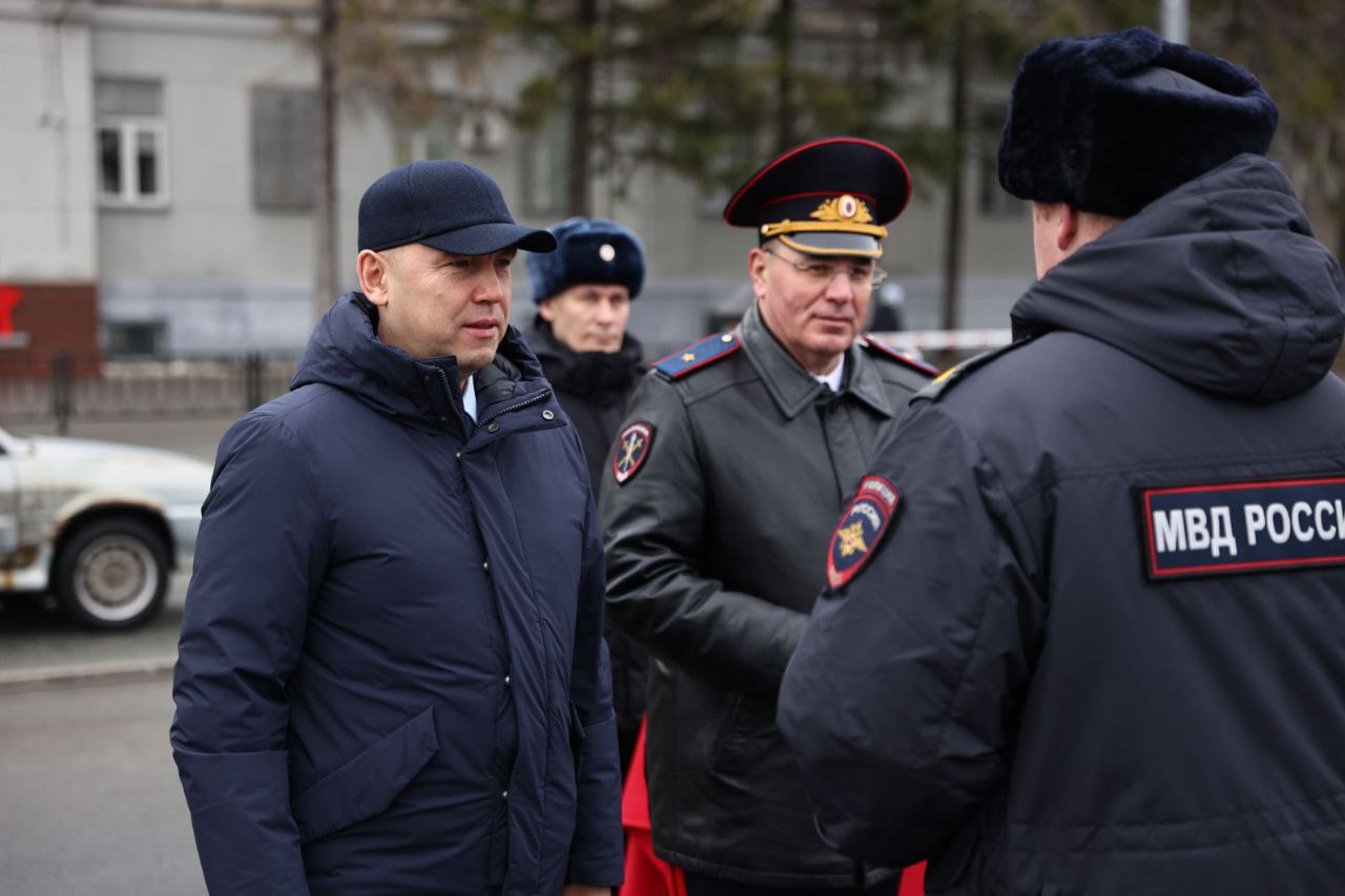 Губернатор Вадим Шумков вручил ключи от служебных машин и квартир, а также награды сотрудникам УМВД России по Курганской области Губернатор Вадим Шумков вручил ключи от служебных машин и квартир, а также награды сотрудникам УМВД России по Курганской области