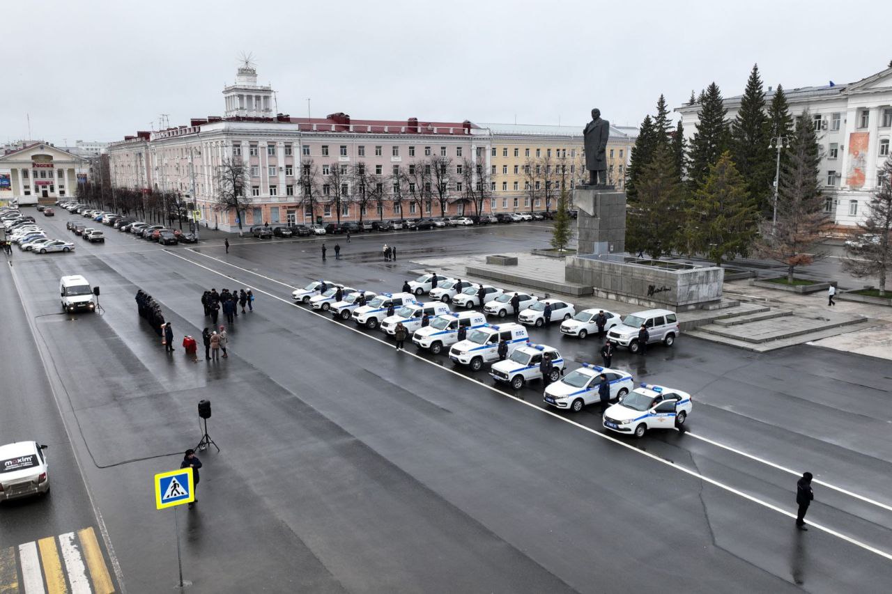 Губернатор Вадим Шумков вручил ключи от служебных машин и квартир, а также награды сотрудникам УМВД России по Курганской области