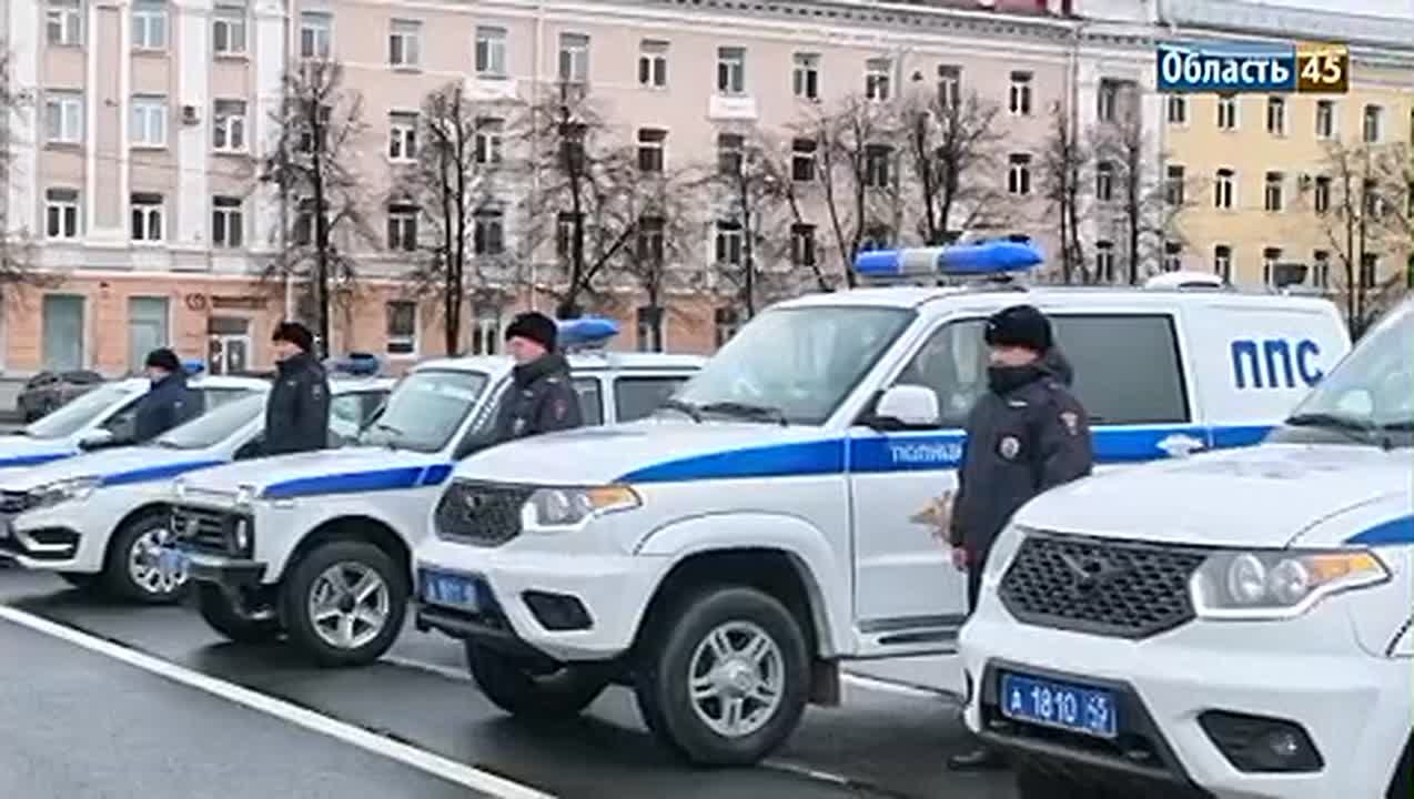 В преддверии Дня сотрудников органов внутренних дел губернатор Курганской области Вадим Шумков вручил полицейским ключи от 17 автомобилей и 6 служебных квартир