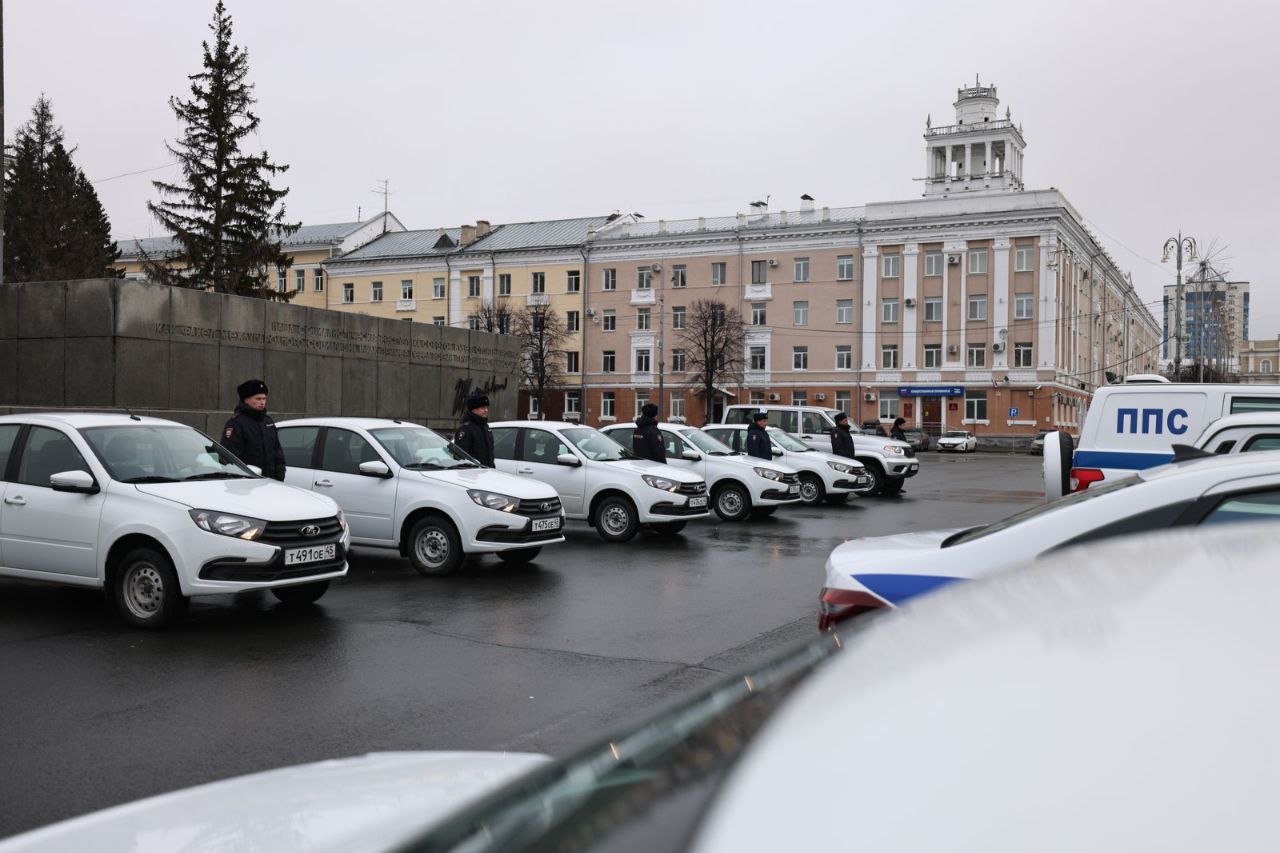 Губернатор Вадим Шумков вручил ключи от служебных машин и квартир, а также награды сотрудникам УМВД России по Курганской области Губернатор Вадим Шумков вручил ключи от служебных машин и квартир, а также награды сотрудникам УМВД России по Курганской области