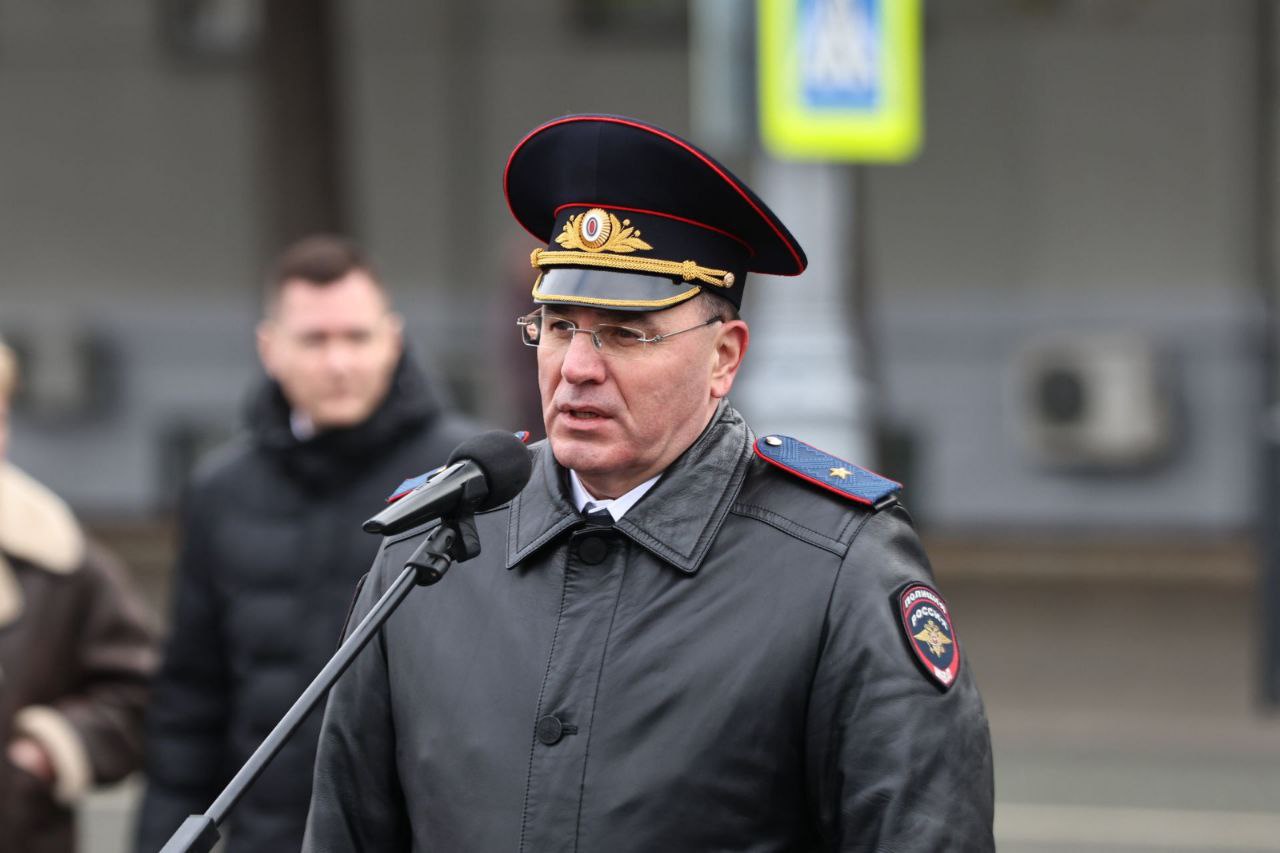 Губернатор Вадим Шумков вручил ключи от служебных машин и квартир, а также награды сотрудникам УМВД России по Курганской области Губернатор Вадим Шумков вручил ключи от служебных машин и квартир, а также награды сотрудникам УМВД России по Курганской области