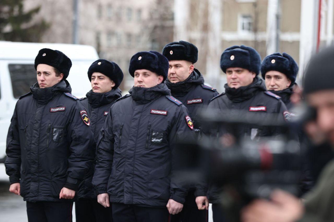 Губернатор Вадим Шумков вручил ключи от служебных машин и квартир, а также награды сотрудникам УМВД России по Курганской области Губернатор Вадим Шумков вручил ключи от служебных машин и квартир, а также награды сотрудникам УМВД России по Курганской области