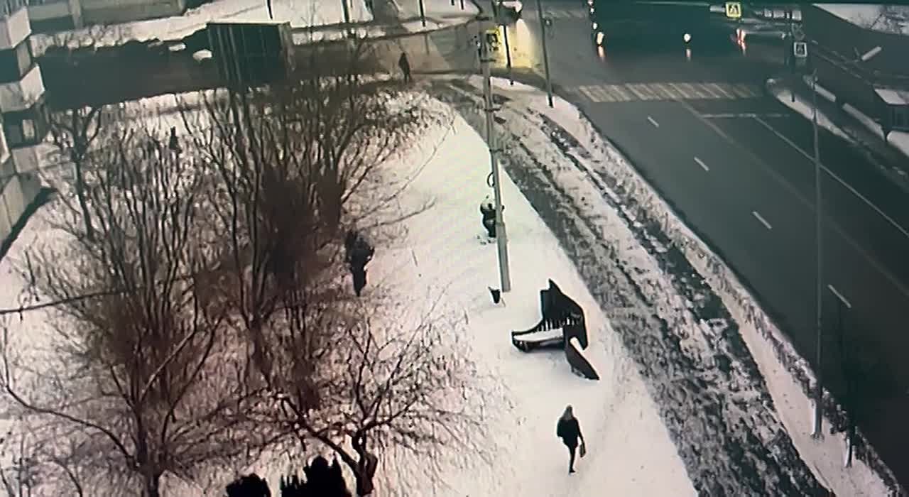 Накануне, в 07 часов 50 минут, на улице Гоголя, в районе дома №90 «А», водитель, 1958 года рождения, управляя автомобилем Lada Granta, двигаясь по улице Савельева, со стороны улицы К. Мяготина, в направлении улицы...