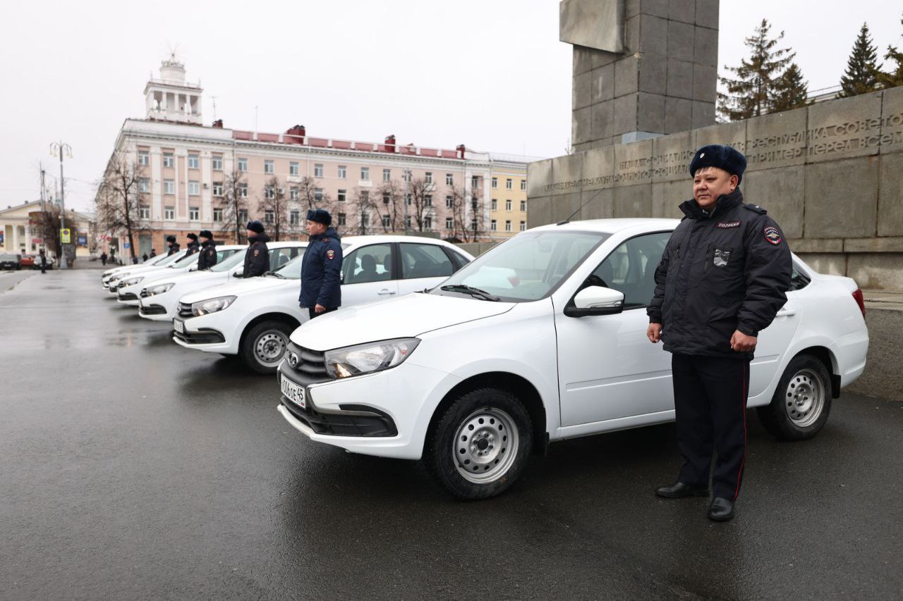 Губернатор Вадим Шумков вручил ключи от служебных машин и квартир, а также награды сотрудникам УМВД России по Курганской области Губернатор Вадим Шумков вручил ключи от служебных машин и квартир, а также награды сотрудникам УМВД России по Курганской области