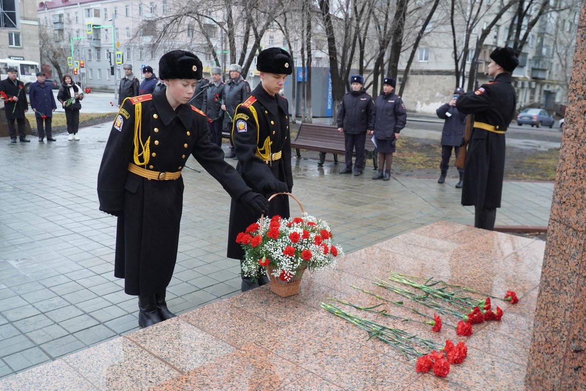 Руководители зауральской полиции совместно с ветеранами УМВД и студентами почтили память сотрудников органов внутренних дел, погибших при исполнении служебного долга Руководители зауральской полиции совместно с ветеранами УМВД и студентами почтили память сотрудников органов внутренних дел, погибших при исполнении служебного долга