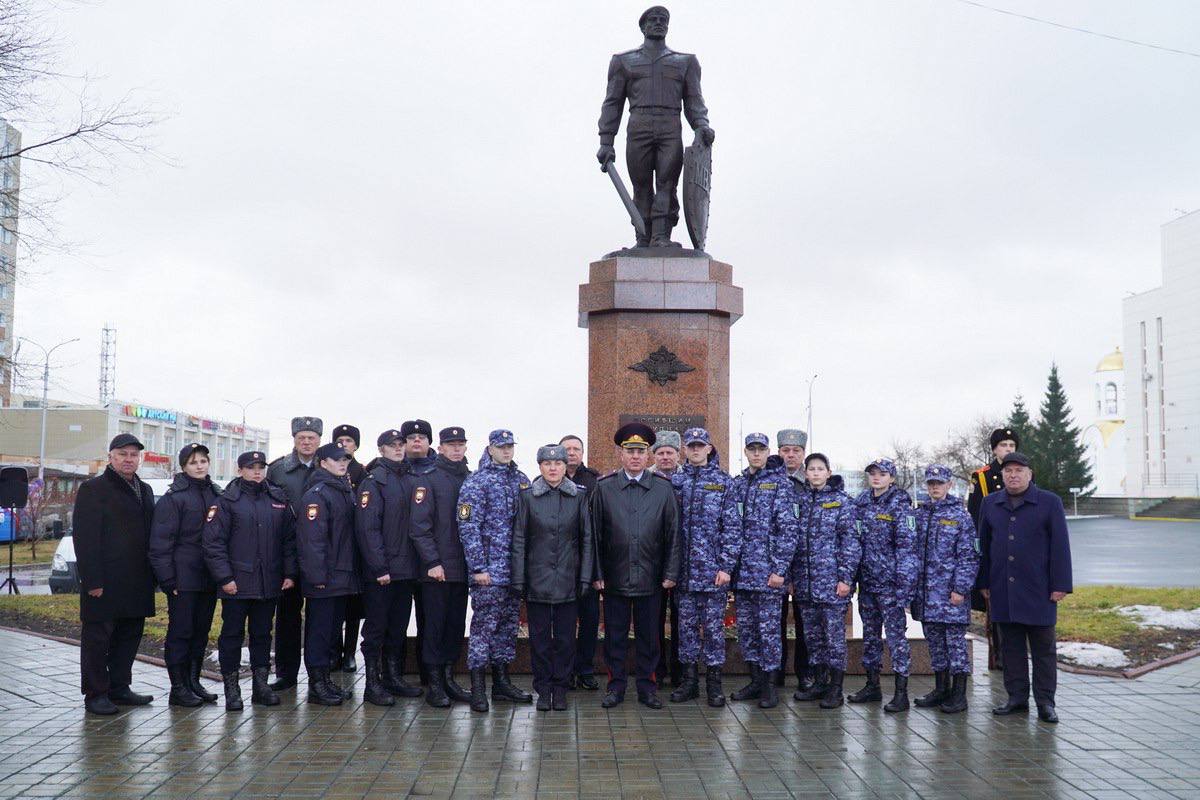 Руководители зауральской полиции совместно с ветеранами УМВД и студентами почтили память сотрудников органов внутренних дел, погибших при исполнении служебного долга