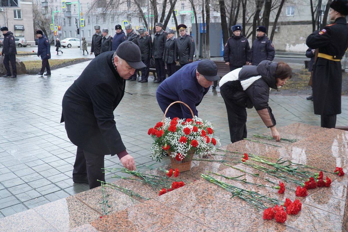 Руководители зауральской полиции совместно с ветеранами УМВД и студентами почтили память сотрудников органов внутренних дел, погибших при исполнении служебного долга Руководители зауральской полиции совместно с ветеранами УМВД и студентами почтили память сотрудников органов внутренних дел, погибших при исполнении служебного долга