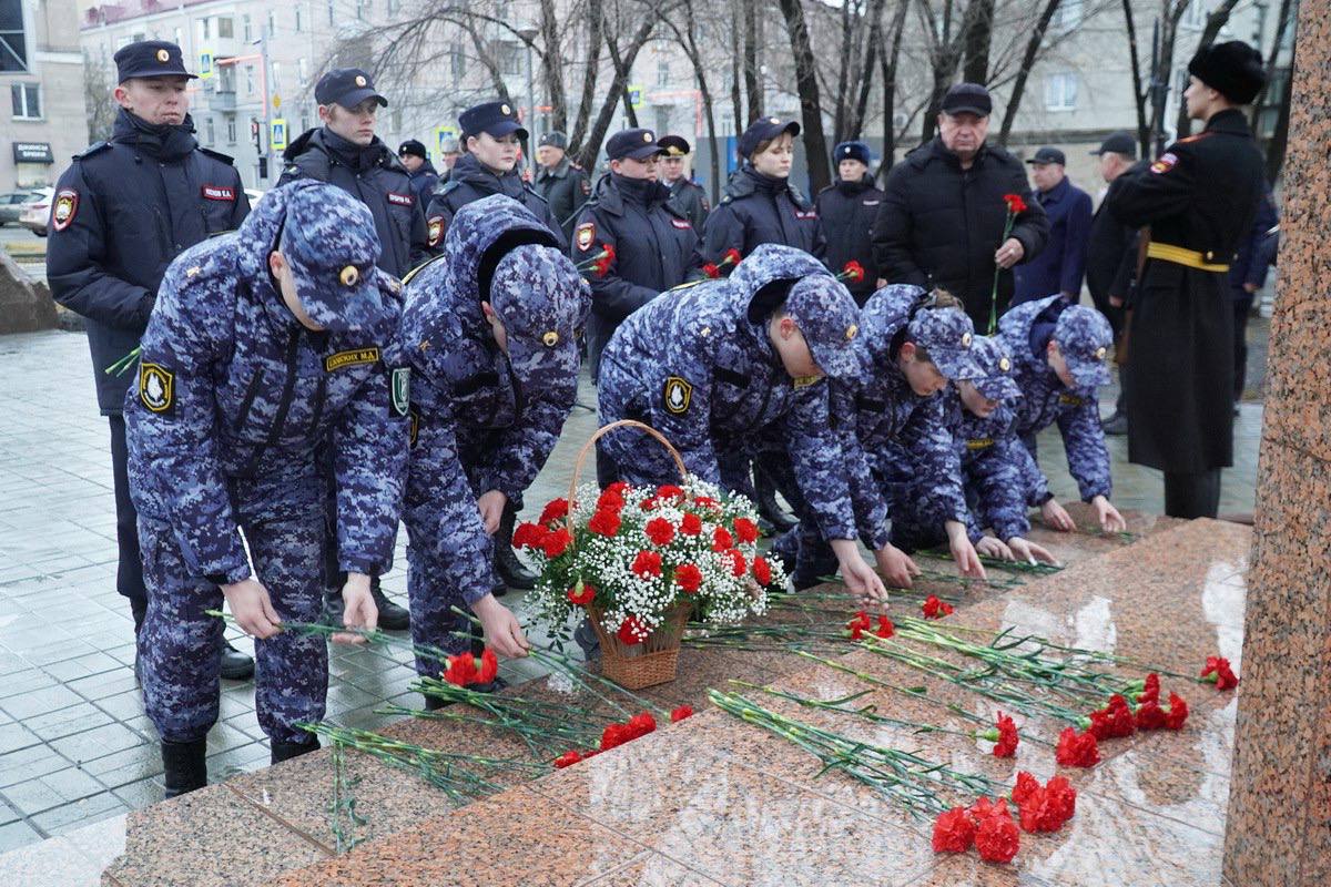 Руководители зауральской полиции совместно с ветеранами УМВД и студентами почтили память сотрудников органов внутренних дел, погибших при исполнении служебного долга Руководители зауральской полиции совместно с ветеранами УМВД и студентами почтили память сотрудников органов внутренних дел, погибших при исполнении служебного долга