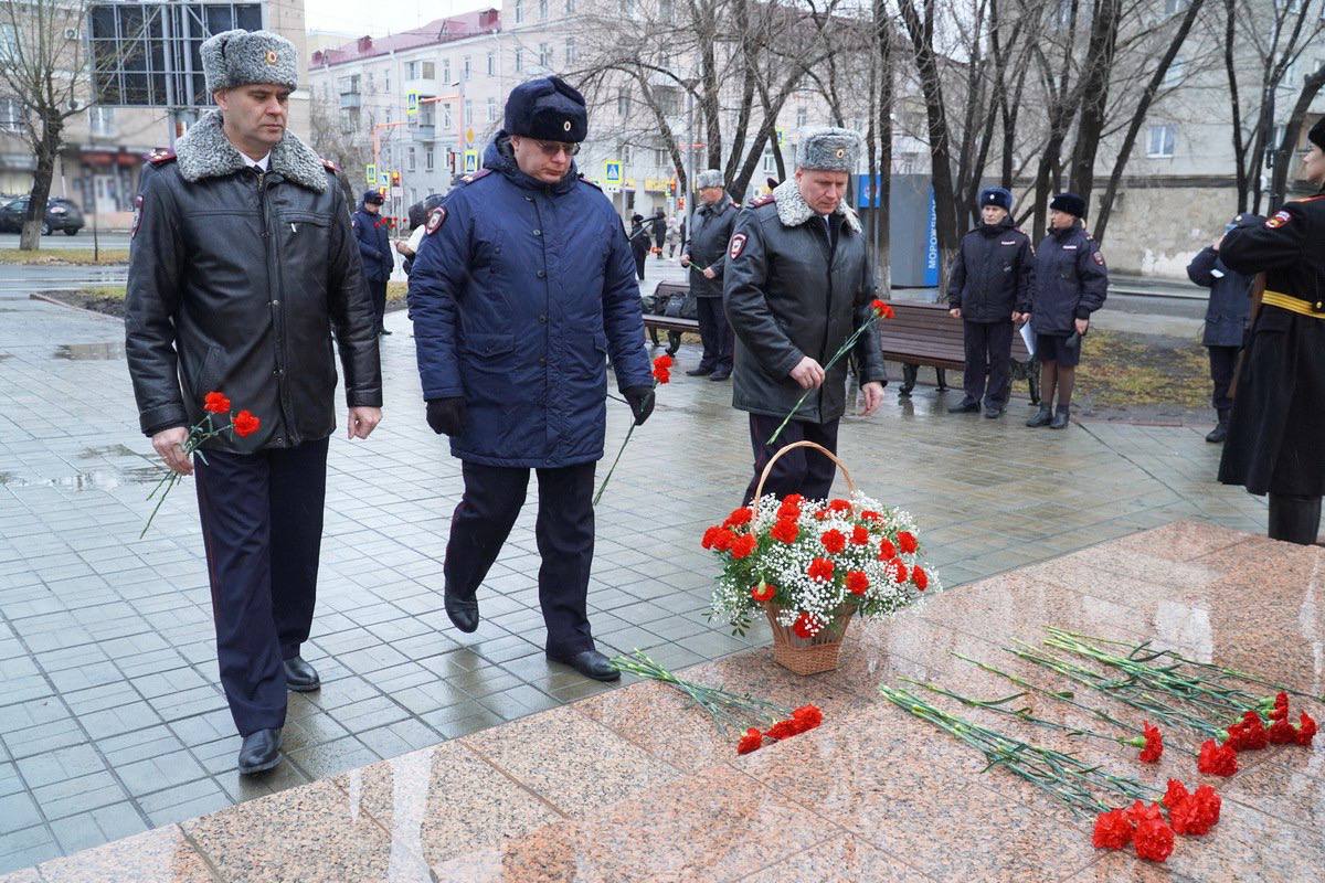 Руководители зауральской полиции совместно с ветеранами УМВД и студентами почтили память сотрудников органов внутренних дел, погибших при исполнении служебного долга Руководители зауральской полиции совместно с ветеранами УМВД и студентами почтили память сотрудников органов внутренних дел, погибших при исполнении служебного долга