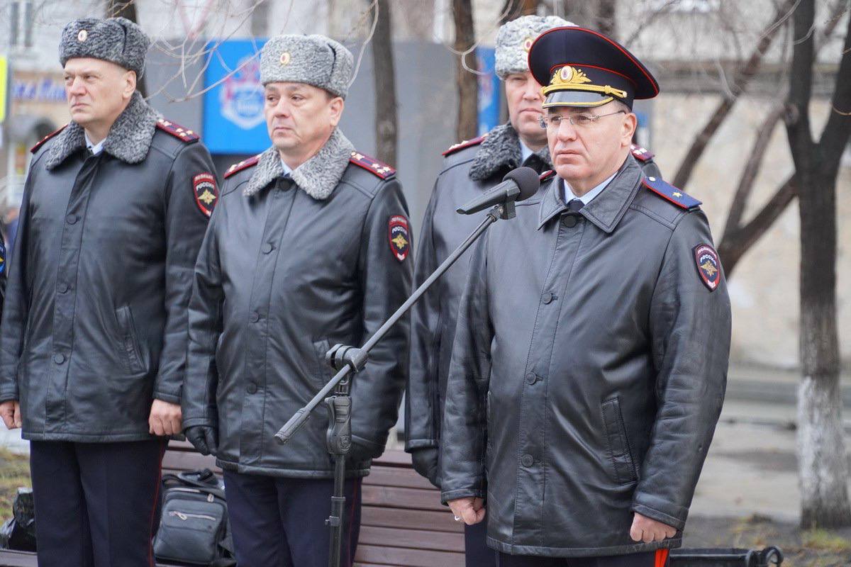 Руководители зауральской полиции совместно с ветеранами УМВД и студентами почтили память сотрудников органов внутренних дел, погибших при исполнении служебного долга Руководители зауральской полиции совместно с ветеранами УМВД и студентами почтили память сотрудников органов внутренних дел, погибших при исполнении служебного долга