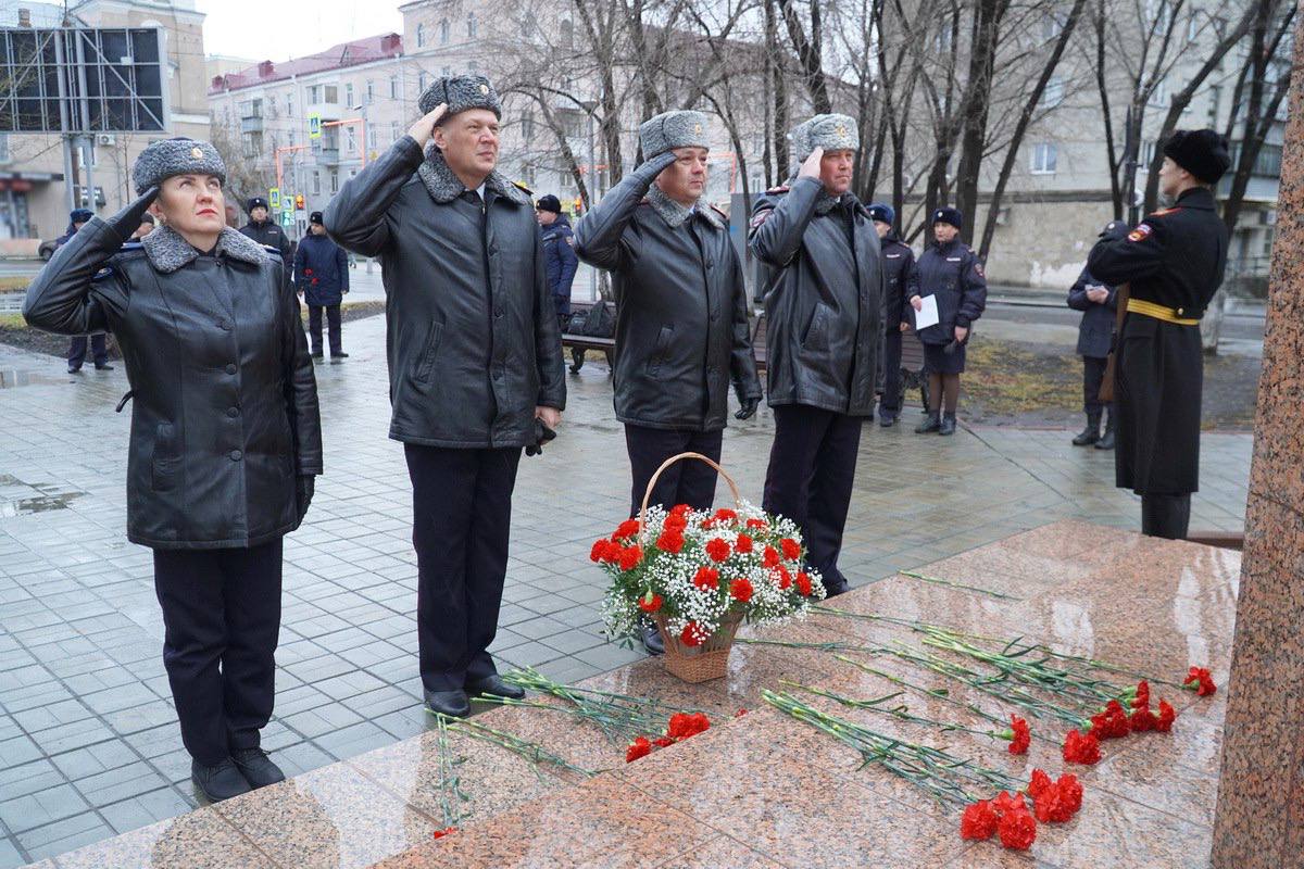 Руководители зауральской полиции совместно с ветеранами УМВД и студентами почтили память сотрудников органов внутренних дел, погибших при исполнении служебного долга Руководители зауральской полиции совместно с ветеранами УМВД и студентами почтили память сотрудников органов внутренних дел, погибших при исполнении служебного долга