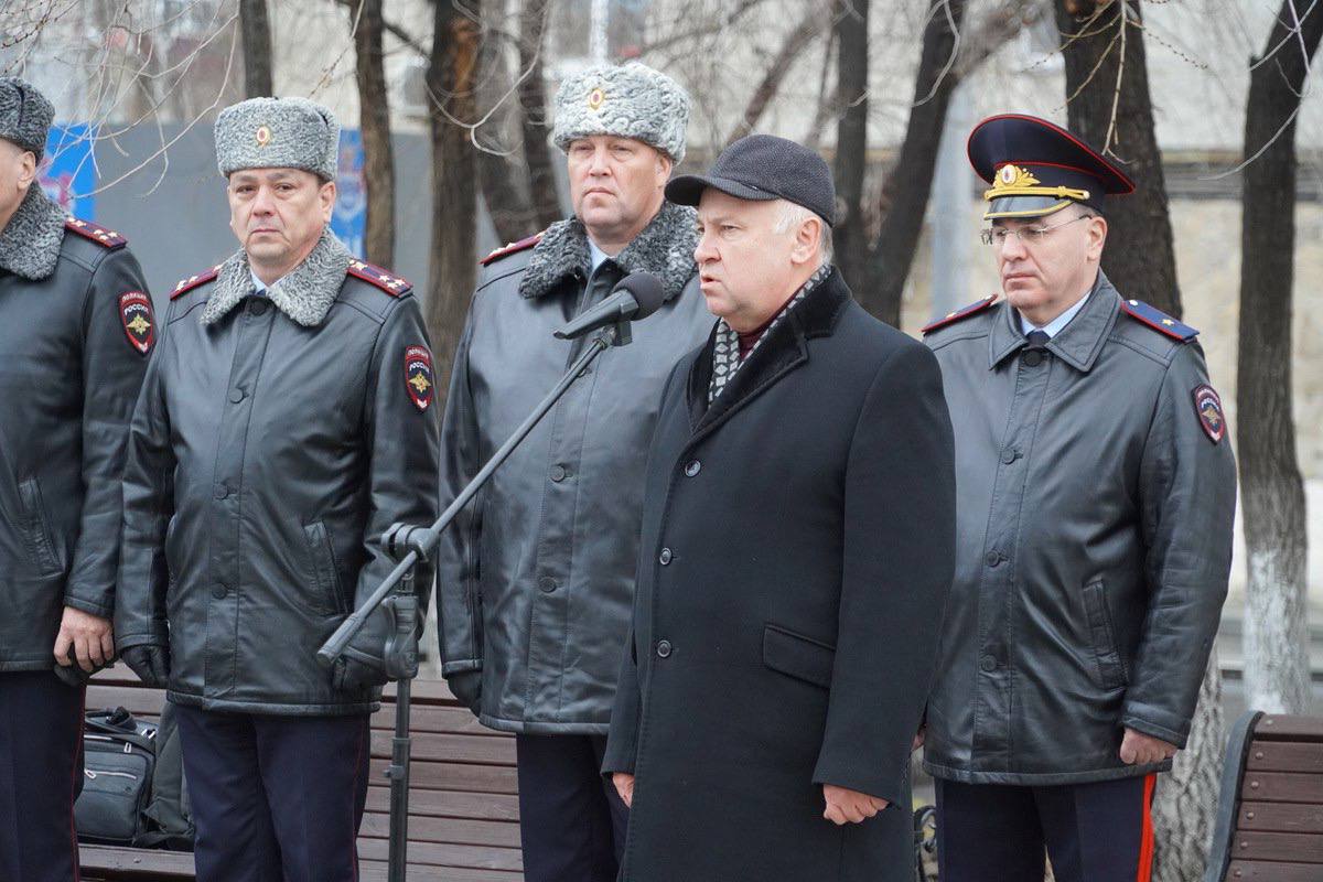 Руководители зауральской полиции совместно с ветеранами УМВД и студентами почтили память сотрудников органов внутренних дел, погибших при исполнении служебного долга Руководители зауральской полиции совместно с ветеранами УМВД и студентами почтили память сотрудников органов внутренних дел, погибших при исполнении служебного долга